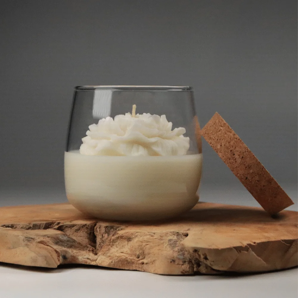 naturalna świeca z wosku sojowo-kokosowego z kwiatem