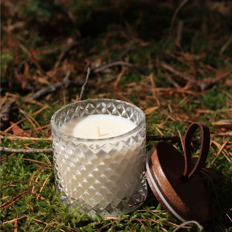 naturalna świeca w szklanym pojemniku z przykrywką